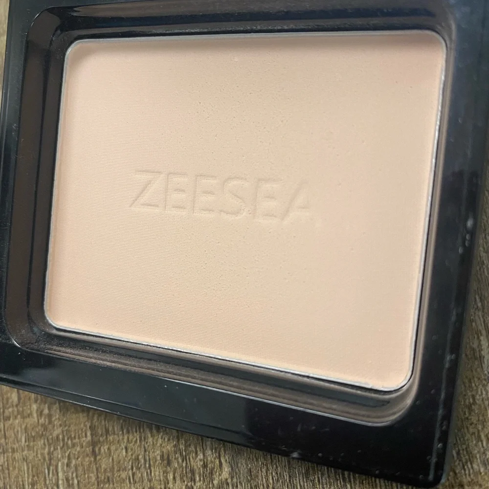 x The British Museum Black and Gold‎ Pressed Powder Full Coverage Even Skin Tone